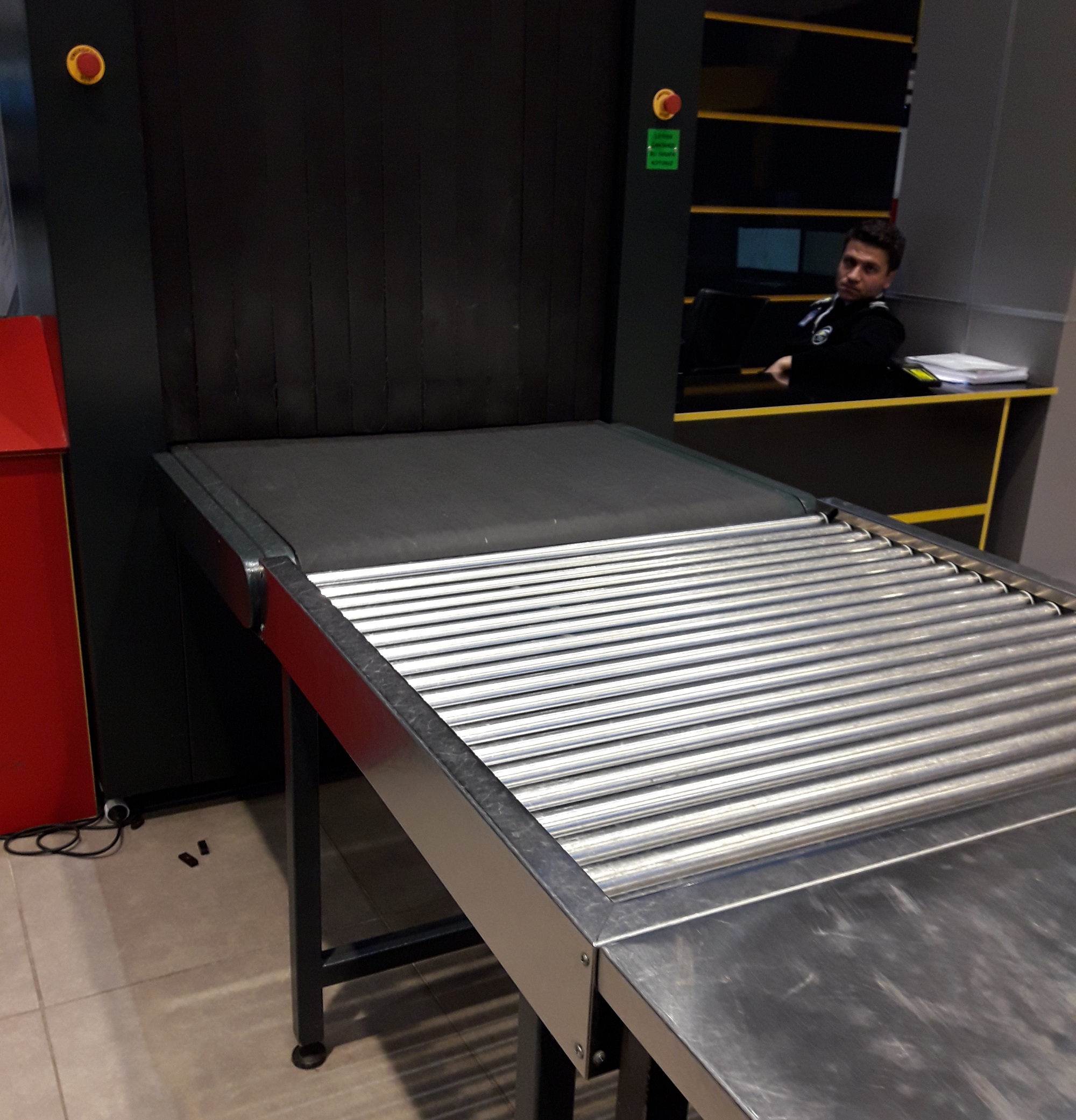 Havalimanı X-Ray Giriş Konveyörü